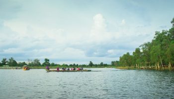 mobil travel ke sungai danau